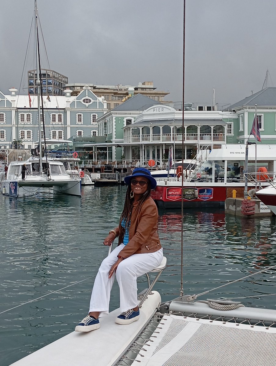 In another life, I'll be a mogul living in Capetown 😁😀😄...It's rainy,it's windy and it's a gloomy weather but who said that it will stop me from cruising?
#WTMAfrica
#luxurystartshere
#harriettravels