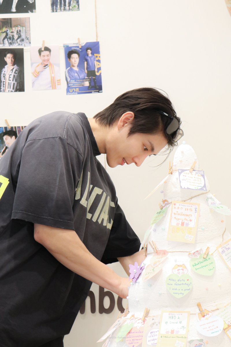 AprilinAutumnn's tweet photo. ขอให้ปีที่ 27 เป็นปีที่ใจดีกับบาสในทุกๆวัน เป็นปีที่ดาวดวงนี้ส่องสว่างไกลขึ้นในทุกๆนาที เป็นปีที่มีคนตกหลุมรักดาวดวงนี้เพิ่มขึ้นอีกเยอะๆ และเป็นที่บาสจะมีความสุขกับทุกอย่างที่ทำเลยนะ
Happy Birthday ครับคุณคนเก่ง ≽ܫ≼
@basvpr_ ˓𓄹 ࣪˖✧.*
#Basvpr #Remembas
#27thWithRemembasvpr https://t.co/8ciayJP4Bo