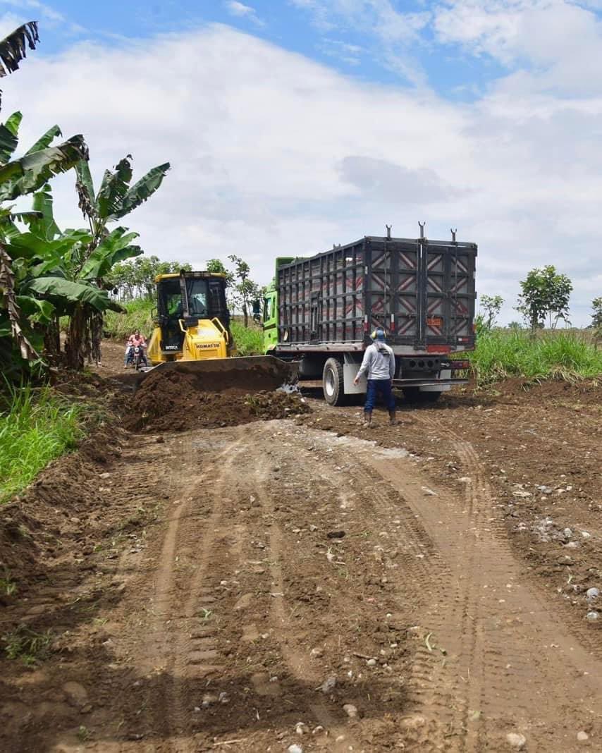 #ObrasParaTodos | Nuestro equipo realiza el mantenimiento del acceso al recinto Riobambeños del Chilimpe, comunidad que se caracteriza por su producción agrícola 👨🏻‍🌾 @johanaprefecta