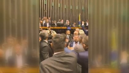 Têm todo meu apoio , Zanin ! Zanin manda abrir inquérito sobre agressão de deputado em colega na Câmara Quaquá deu um tapa em Donato enquanto eles trocavam ofensas e empurrões cnnbrasil.com.br/politica/zanin…