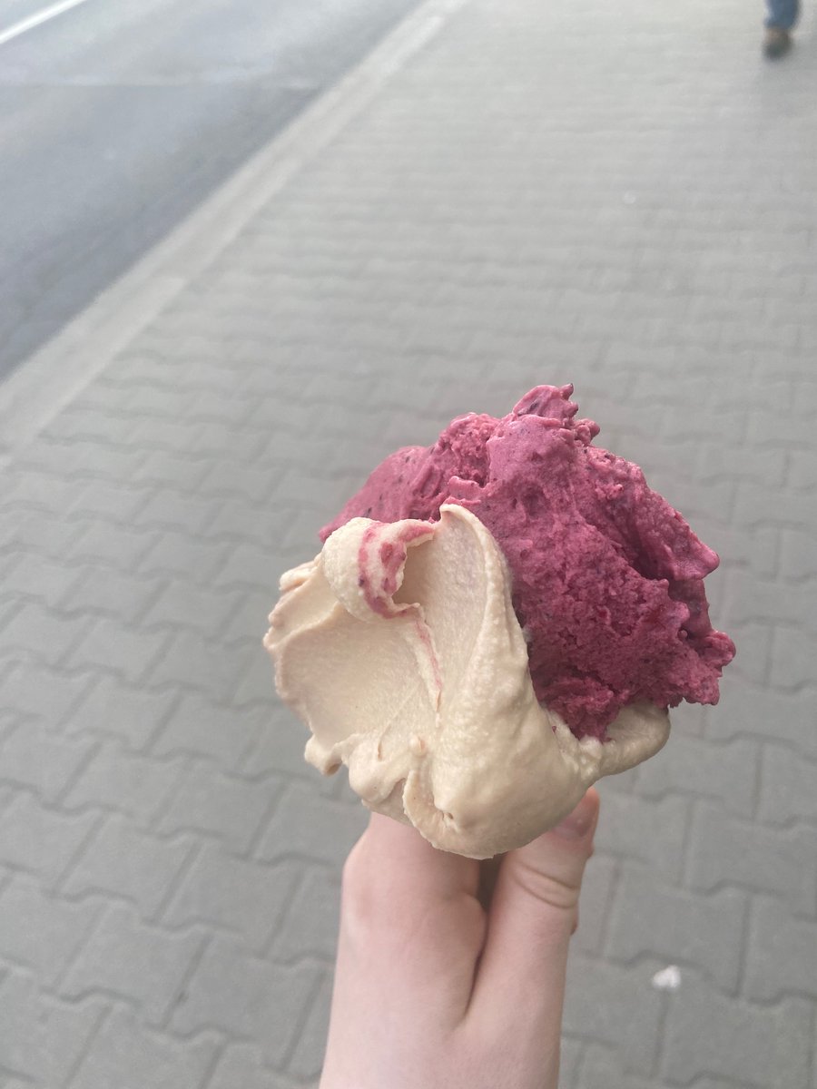 yongheecore's tweet photo. came back to announce the comeback of #IceCreamOfTheDay or #icotd 🍦 we are starting off with forest fruits sorbet and kinder bueno! loved both and gonna give them a solid 8/10 https://t.co/yGw4Kp1Odr