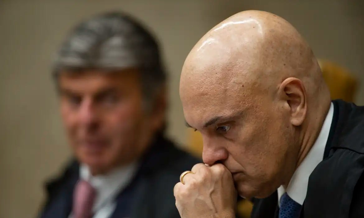 PCO29's tweet photo. Alexandre de Moraes está errado, Rui explica:

“Falar que Alexandre de Moraes agiu dentro da lei é dar um tapa na cara da população brasileira. Elon Musk está certo nisso que ele falou, publicou os Twitter Files e é isso. Alexandre de Moraes é um juiz que não respeita nada. Quase tudo que ele fez foi ilegal. Isso é a primeira coisa que temos que fizer. Não é honesto, não é democrático afirmar que Moraes fez tudo de acordo com a constituição. Ele é um Sergio Moro no STF, com a diferença de que persegue mais os bolsonaristas do que a esquerda. 

O que Alexandre de Moares fez foi bom para o Brasil? Não. O que ele fez não acabou com o bolsonarismo, que é o que falaram que aconteceria. O bolsonarismo está firme e forte. Mas as coisas que ele fez estabeleceram no Brasil uma situação de total ilegalidade, e isso vai permanecer. O que temos agora? Um bolsonarismo e o reino da arbitrariedade na esfera jurídica no Brasil.

A censura está estabelecida. Qualquer juizeco pode multar pelo que alguém falou. Nós mesmos fomos multados por Dória e Kogos. O legado de Alexandre de Moraes é o bolsonarismo fortalecido, censura e arbitrariedade total. Essa é conclusão.”