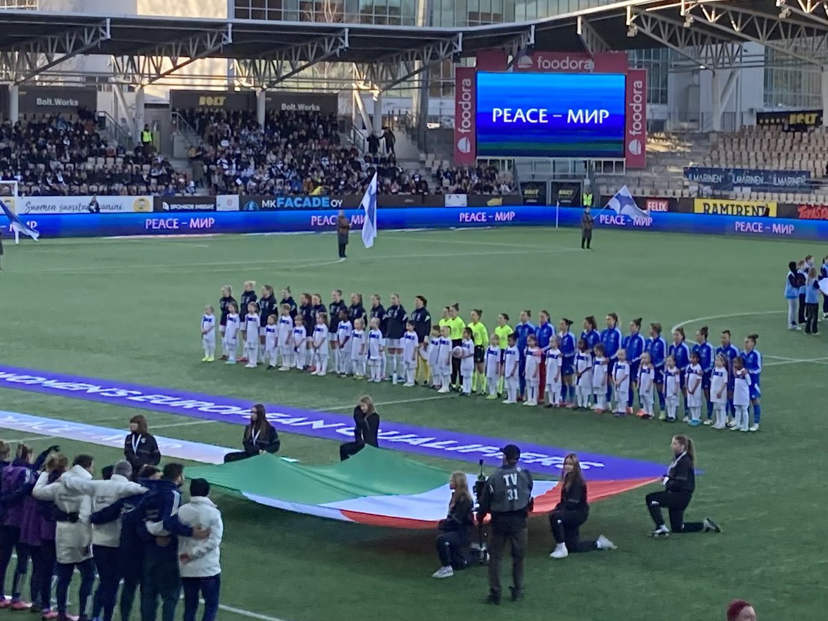 Ilta Helsingissä. Voisiko sen paremmin viettää kuin kaverien kanssa  <a href="/HelmaritFI/">Helmarit</a> - Italia pelissä. ⚽️😁
Kohta lähtee. Onnea peliin koko Suomen joukkue. 🇫🇮☮️