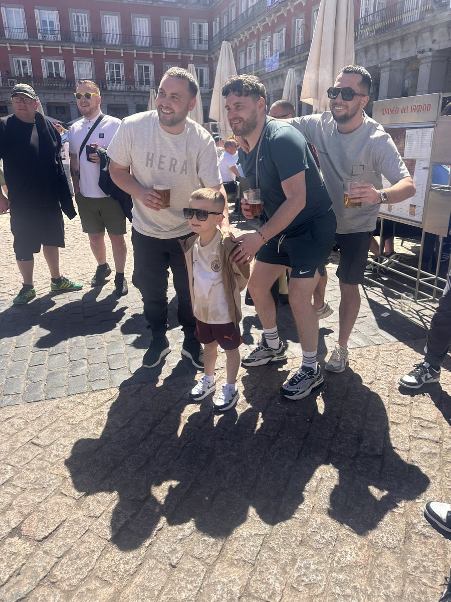 Ronnie Foden, hijo del jugador del Manchester City, ya está en Madrid para el partido de hoy.

Los hinchas se sacan fotos con él.