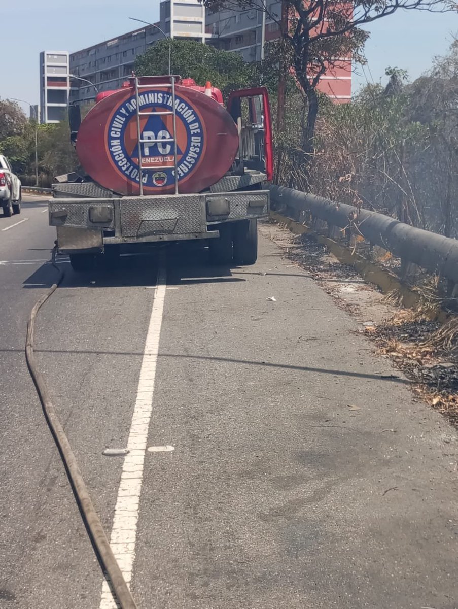 #Entérate🗣️ Efectivos de @PCCAPITAL acudieron a la Cota Mil a la altura del Teleférico para combatir un incendio de vegetación con el objetivo de prevenir la propagación el mismo y reducir el riesgo de las personas que residen en la zona. #AvanzaPuebloUnido