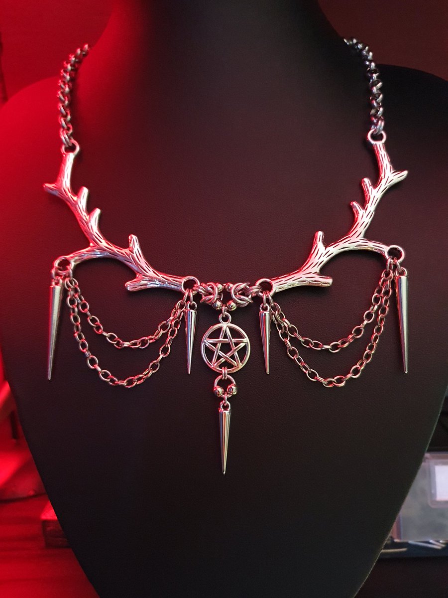 Sneak peek of one of our many new necklace designs that will be available at @comicconcapetown 🤩 These and many other designs will be available for purchase on our website after Comic Con as well! 

#comicconcapetown #handcrafted #chainmaille #fantasyjewellery #altjewellery