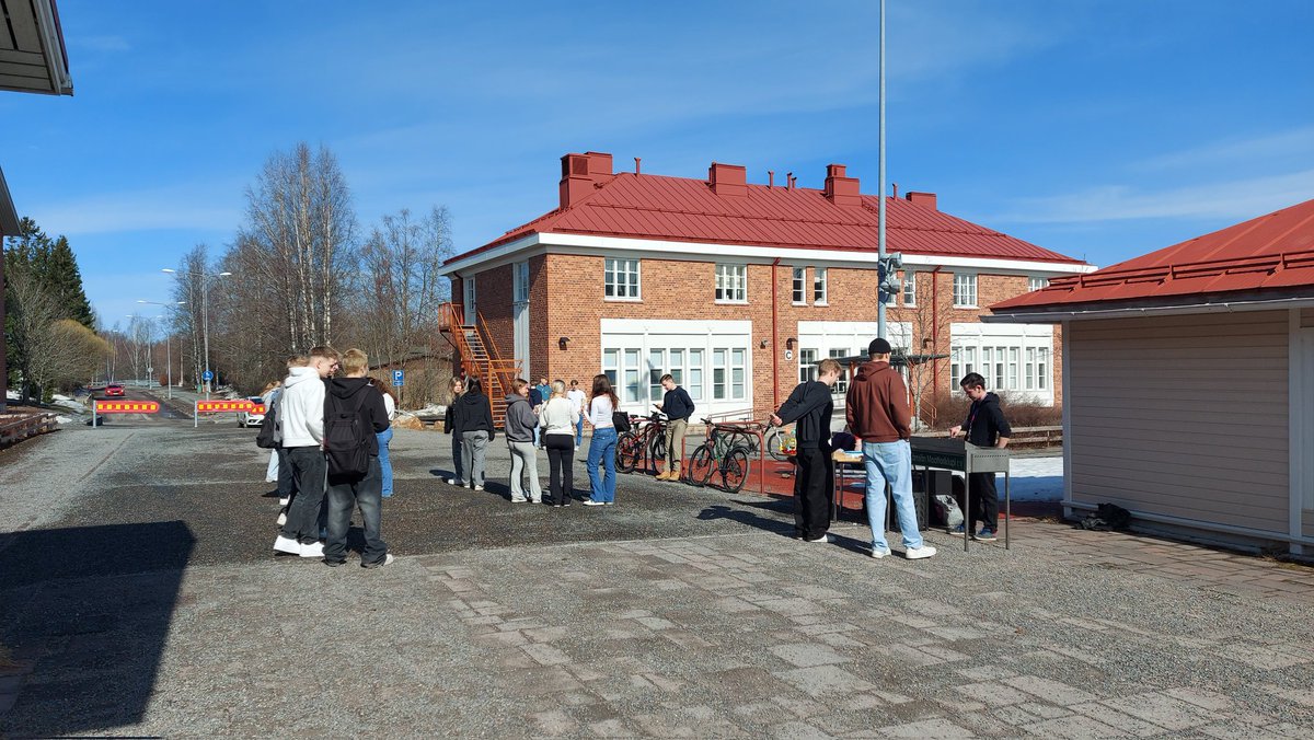 Opiskelijoiden mielenterveysviikon tiimoilta lukiolla oli grilli kuumana. Nuoriso-ohjaaja Kentsu ja seurakunnan nuorisotyönohjaaja Anna toimivat grillimestareina jutustelun lomassa. Kiitos Jämsän Moottoriklupille grillin lainauksesta! #OMTV2024