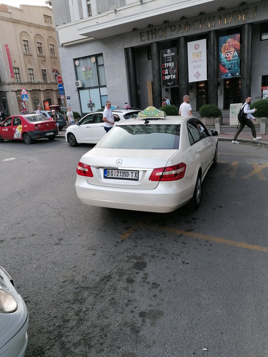 Stoji na studentskom trgu taksi stanici, neće da primi vožnju i slikao me pošto sam i ja njega slikao da  bi ga prijavio. <a href="/NAXIStaxi/">Naxis Taxi</a> kao i obično primili prijavu ali neće uraditi ništa.  <a href="/beograd_rs/">Град Београд</a> molim vas pomozite jer ovakvi taxisti ne ostavljaju pravu sliku o našem gradu.