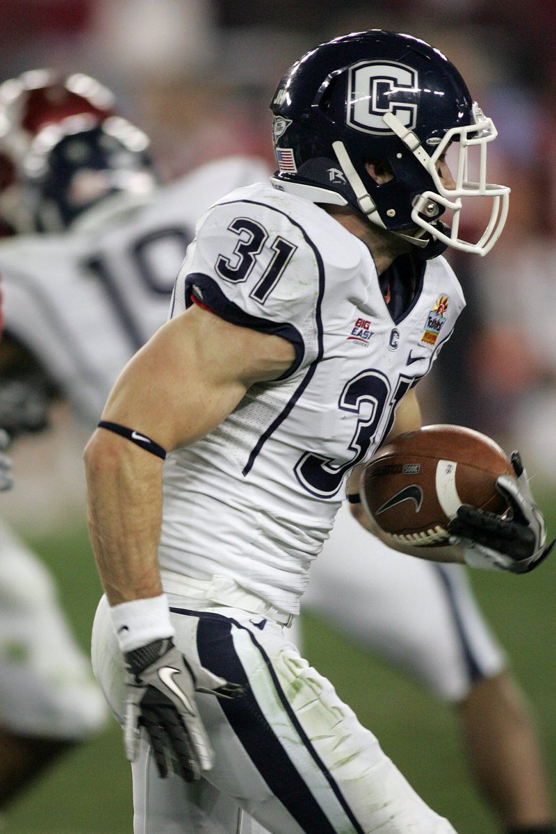 Congratulations to @UConnMBB on 𝐛𝐚𝐜𝐤-𝐭𝐨-𝐛𝐚𝐜𝐤 Men's Basketball National Championships! 13 years ago, @UConnFootball made their first NY6 bowl appearance in @StateFarmStdm - the site of last night's 🏆 win - in the 2011 #FiestaBowl.