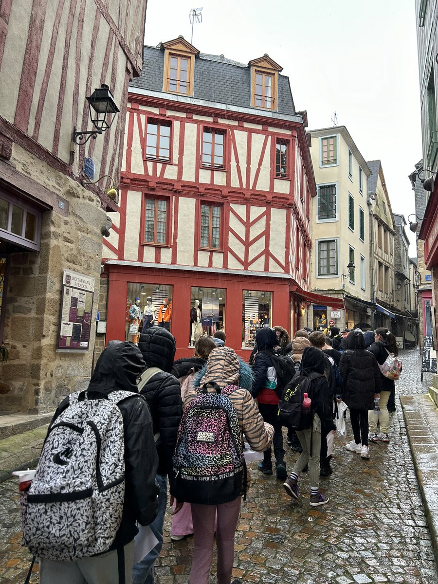 After a long day yesterday travelling to Brittany🌙🚌⛴️ 🚌😴 pupils from @roathparkprm & @Stphilipevanspr have had a busy day visiting partner schools & local towns of Lanester, Baud & Vannes through our @TaithWales Pathway 1 project @CdfCommitment #TaithStories