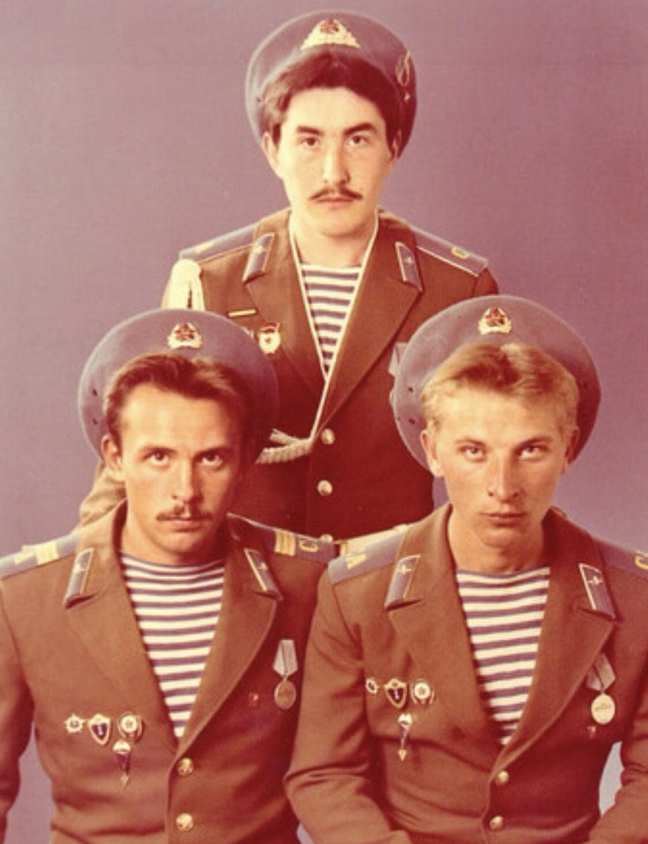 Три дембеля из 177-го отряда спецназа. Узбек, казах и русский. Три кавалера медали «За Отвагу». 

Ташкент. Май 1987-го