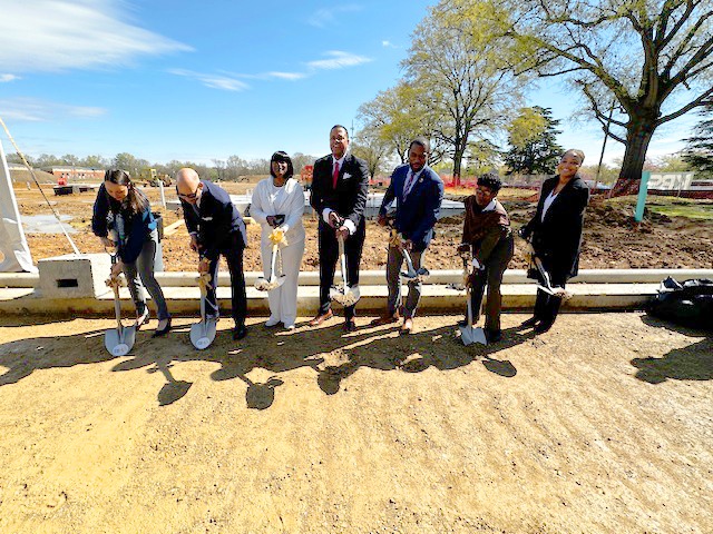 TCBCommunities's tweet image. Vertical construction is underway in Richmond! Mayor @LevarStoney and @VibrantRRHA CEO Steven Nesmith joined us to break ground at Creighton Court, the city’s first public housing redevelopment in 10 years! #affordablehousing #Richmond