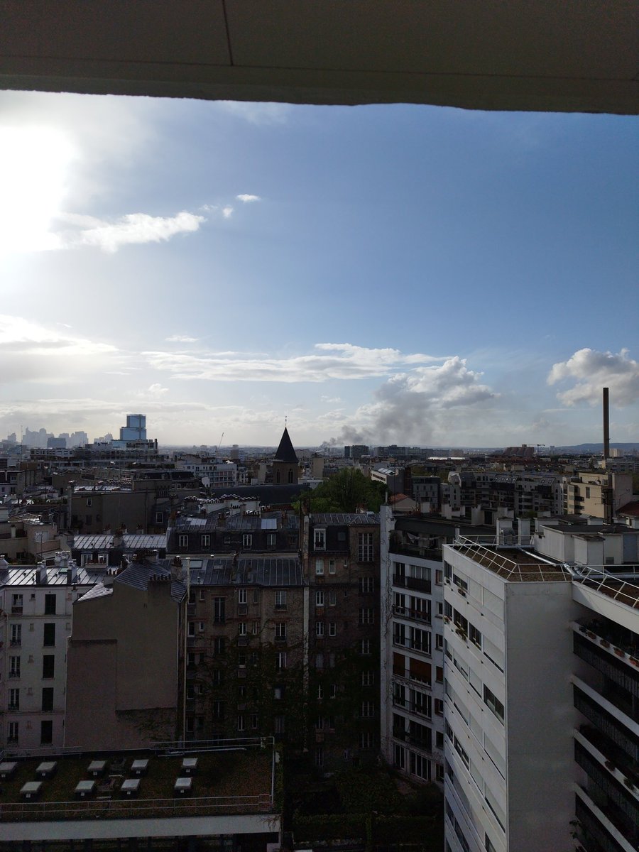 Y'a un immense incendie en cours à l'ouest de Paris 
Difficile de situer précisément je dirais vers Herblay ou Franconville