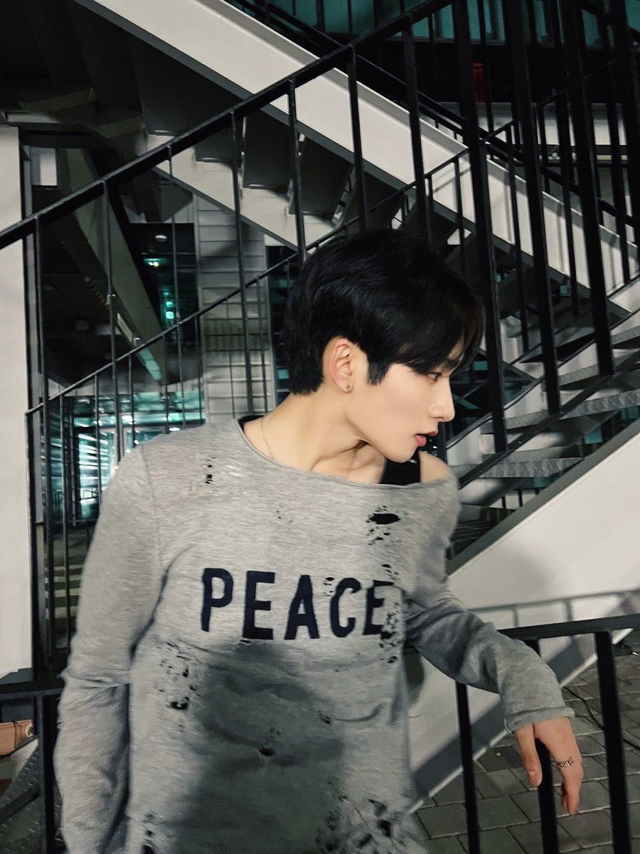 [#제프] 

(청춘에게) 청춘은 바로 지금!!! 청바지~~👖👖 허허허

#EPEX #이펙스 #JEFF #제프 #젶프프