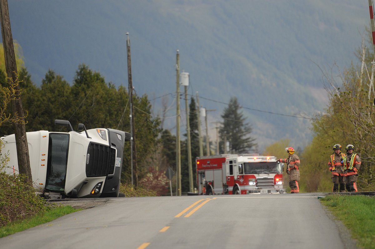 PHOTOS: Semi truck with live chickens takes down power line in Chilliwack theprogress.com/local-news/pho… Photo © @PhotoJennalism