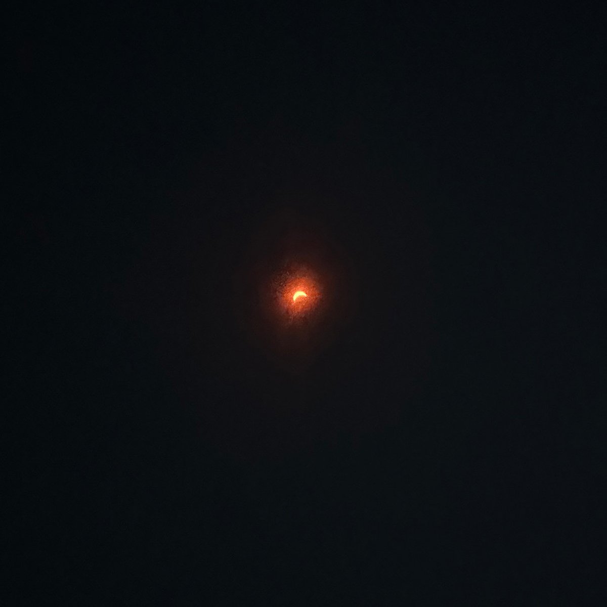 📸Yesterday, members of Baruch College and New York gathered to witness a rare solar eclipse!🏙️🌙 A solar eclipse occurs when the moon passes between the Earth and the sun, blocking our view of the sun as it passes. The next eclipse will occur in New York in 2079. ✨