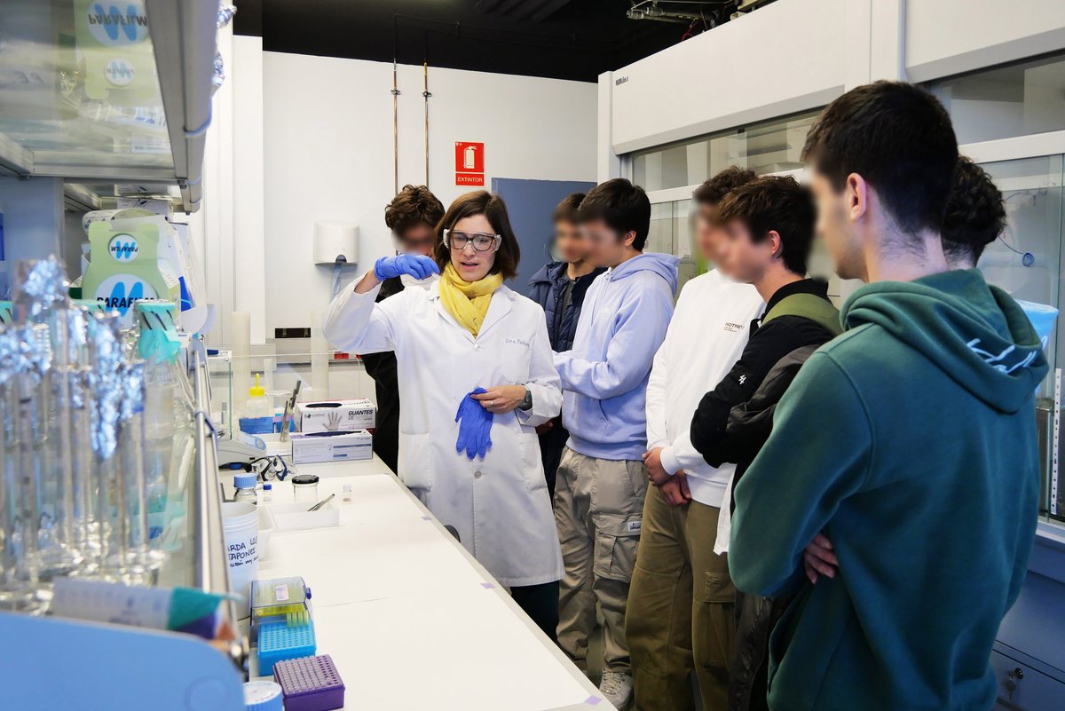 En abril ¡es tiempo de <a href="/festnano/">10alamenos9</a>!

Hoy nos han visitado alumnos del Colegio Sagrado Corazón <a href="/colegios_fmmdp/">Fundación Educativa Franciscanas Ana Mogas</a> y Fontenebro School <a href="/LFontenebro/">Fontenebro International School 🌍</a>, en el marco del Festival de Nanociencia y Nanotecnología #10alamenos9 

#NanocienciaParaTodos