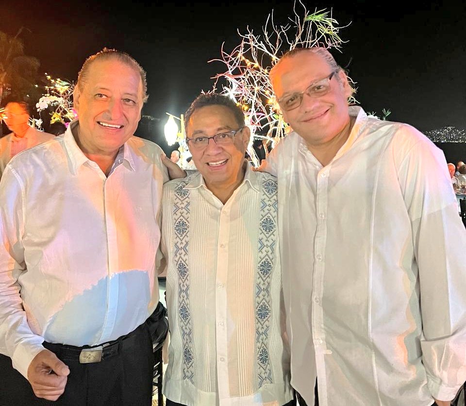 #TianguisTuristico2024🇲🇽 | Importante presencia de Victor Enríquez, Presidente del Consejo Nacional de Exportadores de Servicios Turísticos <a href="/CONEXSTUR/">CONEXSTUR</a> durante la #CenaDeCapitanes en el marco de la inauguración del <a href="/TianguisTurisMX/">Tianguis Turístico México Oficial</a> que se realiza en el puerto de #Acapulco en el