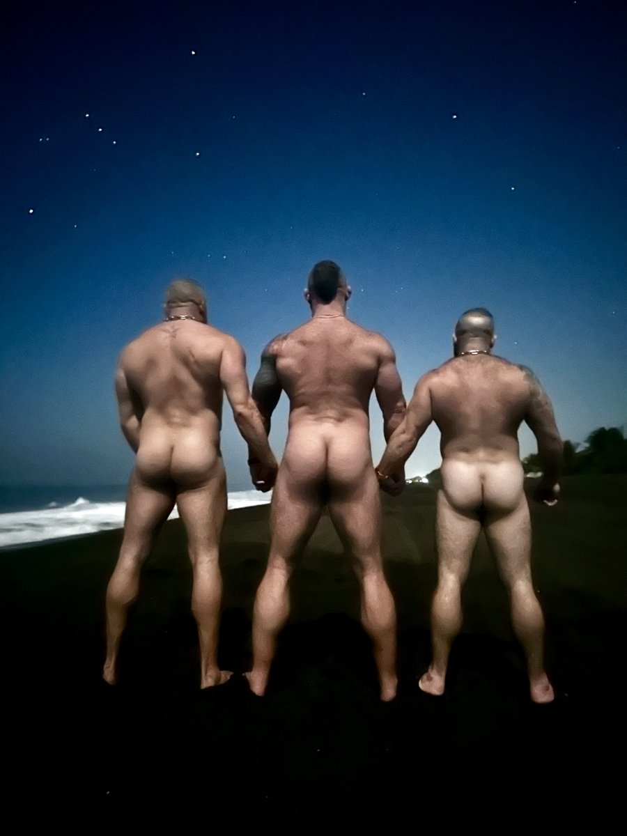 Here’s another from that 3AM moonlit night on the black sand beach of Guatemala. @oxfit81 @smoghobbit