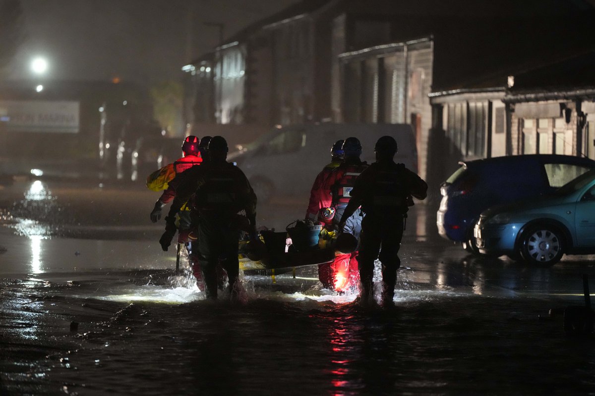 brightonsnapper's tweet photo. A night to remember for many people, a flawless multi agency incident, many many #jesip meetings by commanders from all branches on the hour, really quite something in very poor conditions, pat yourselves on the back, a mission well and truly very successfully executed
@HMCoastguard @WestSussexFire
@sussex_police @RNLI
@SECAmbulance
