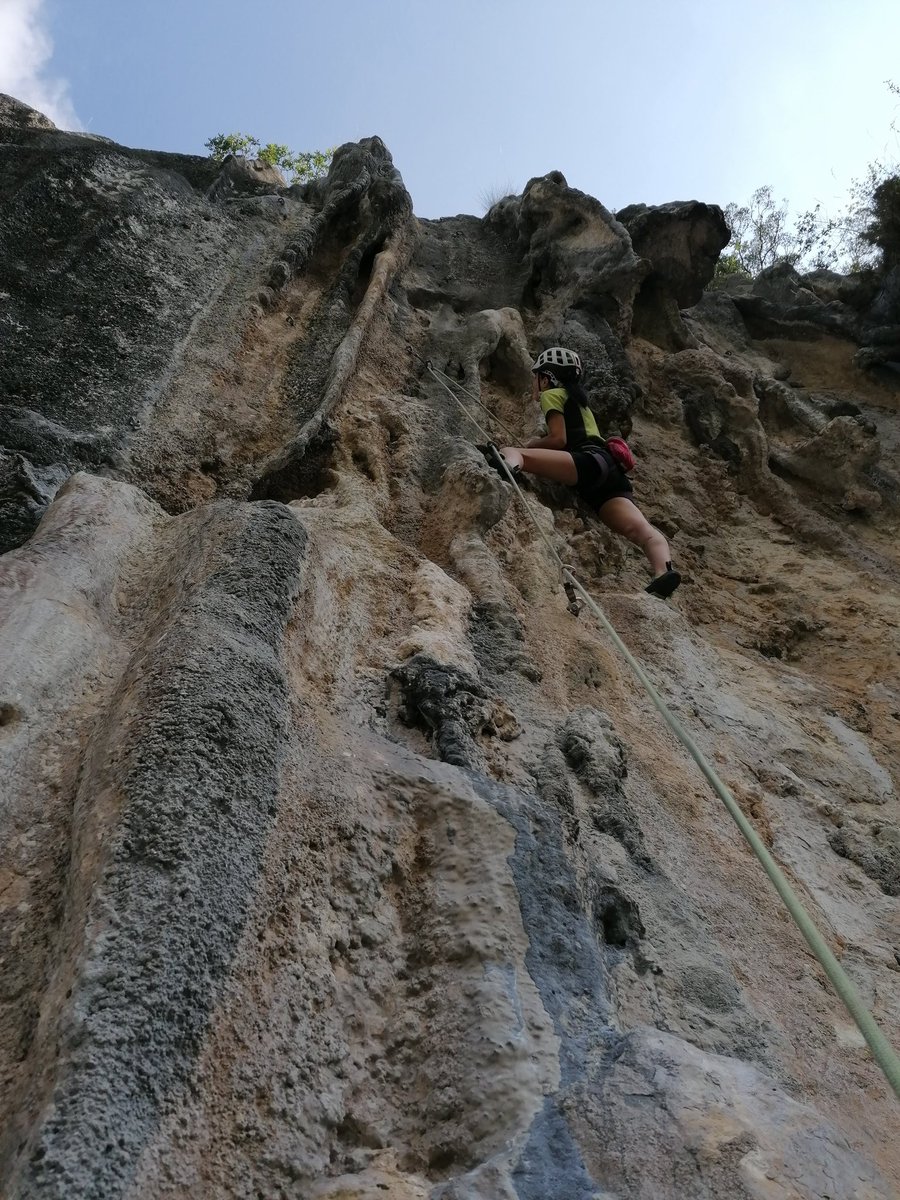 054/150 🧗‍♂️ Con @IreneCobain en Póo de Cabrales; a punto de encadenar 'El llocu la joz '(6c+), un gran pegue a esta dura vía con una caída en la parte media. Y no todos los días, ni todo el mundo, escala 6 vías en una mañana en Póo. Está fuerte mi niña: en 'Mocivieyos' (6b+)🔴