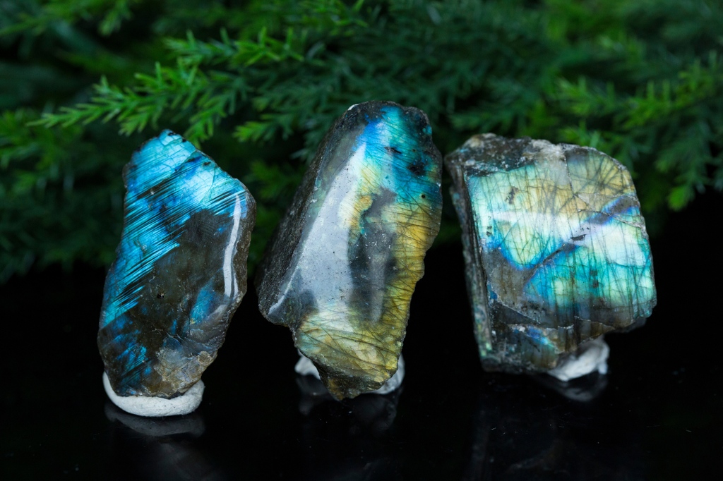 🌌✨ Labradors mesmerize with their celestial play of colors. Gaze into the iridescent blues and golds, and let your mind dance with the Northern Lights. 🌠💙

#gemstone #gemstones #crystal #crystals #stones #healingstones