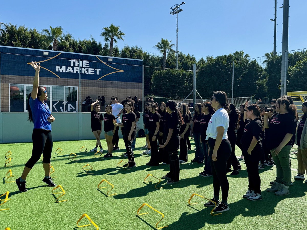 Empowering future women leaders with @YMCALA and @LAUSD at YMCA Girls Empowerment Day w/ Dr. Sharon Hame of @LASparks and @UCLAAthletics. Let's inspire the leaders of tomorrow! 💙 💛