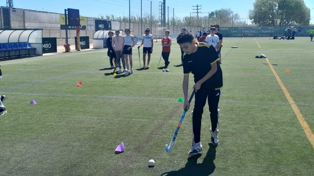 🏑 Avui, hem estat al Tarragonès col·laborant amb el @CEBaixCamp, reforçant el projecte de Tarragona 👏🏻 Emociona veure com el nostre esport continua expandint-se arreu del territori català Continuem treballant per fer créixer el hockey i fer-lo més accessible per a tothom 💪🏻