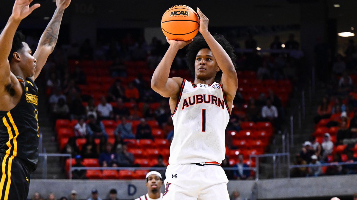 𝙉𝙀𝙒𝙎: #Auburn guard and former McDonald's All-American Aden Holloway will enter the transfer portal, @247Sports has learned. Holloway earned SEC All-Freshman Team honors after averaging 7.3 points, 1.5 rebounds, and 2.7 assists per game. STORY | 247sports.com/college/basket…
