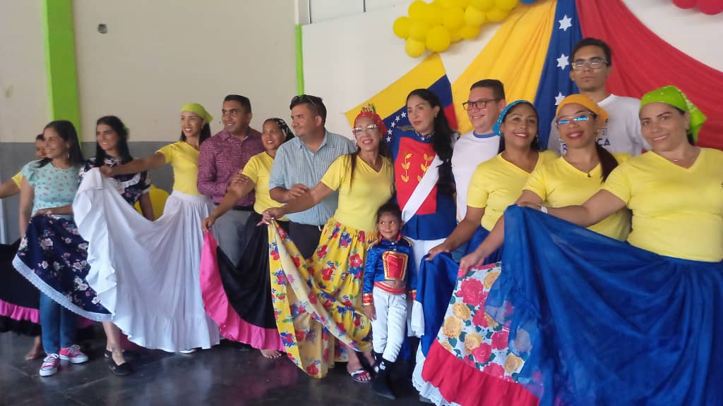 #Ahora || En el Mcpo. Roscio se llevó a cabo apoyo técnico del equipo de Fundabit Guárico en el Acto Central del "Plan de Modificación de Epónimos Desde la Descolonización" en el C.E.I "Barbarita de la Torre Gutiérrez"
<a href="/NicolasMaduro/">Nicolás Maduro</a> <a href="/_LaAvanzadora/">Yelitze Santaella</a>
<a href="/Fundabit_/">FundabitOficial</a>

#AvanzaPuebloUnido