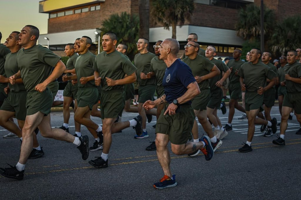 That Morning Motivation 🦅🌎⚓️ The motivational run takes place on Family Day, the day before graduation, and serves as a first time for visiting families to see their new United States Marines. 📸 by Lance Cpl. Ava Alegria