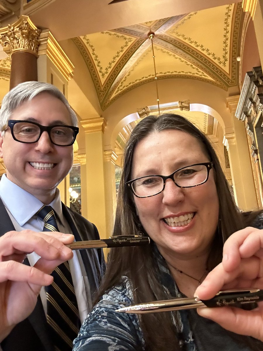 Ceremonial pens! Bill signing 2day on SF2204, enhancement2 Iowa’s “gold standard” prohibition on corporate/foreign ownership that’s been IA law for decades. House 95-0 Senate 47-0. So nice to work on Corn policy everyone can support! @iowa_corn