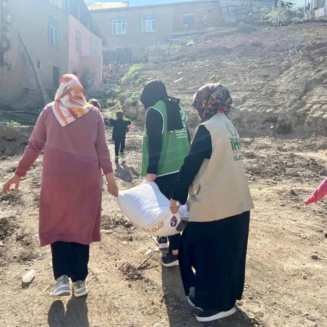 🇹🇷 Elazığ İHH, Karakoçan ve Palu ilçelerindeki yetim ve ihtiyaç sahibi 250 aileye, desteklerinizle bayramlık un, gıda kolisi ve nakdi yardım ulaştırdı. 🌙 Ramazan Kardeşliğe Çağrı