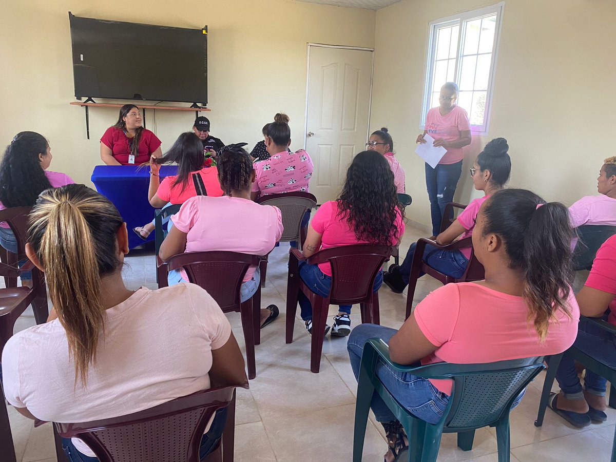 #Coclé | Privadas de libertad del centro penitenciario Llano Marín, se graduaron en inglés “Beginner Levels”, dictado por el @InadehOficial, obteniendo una herramienta en idiomas que les permitirá competir en el mercado laboral y reinsertarse de manera productiva.