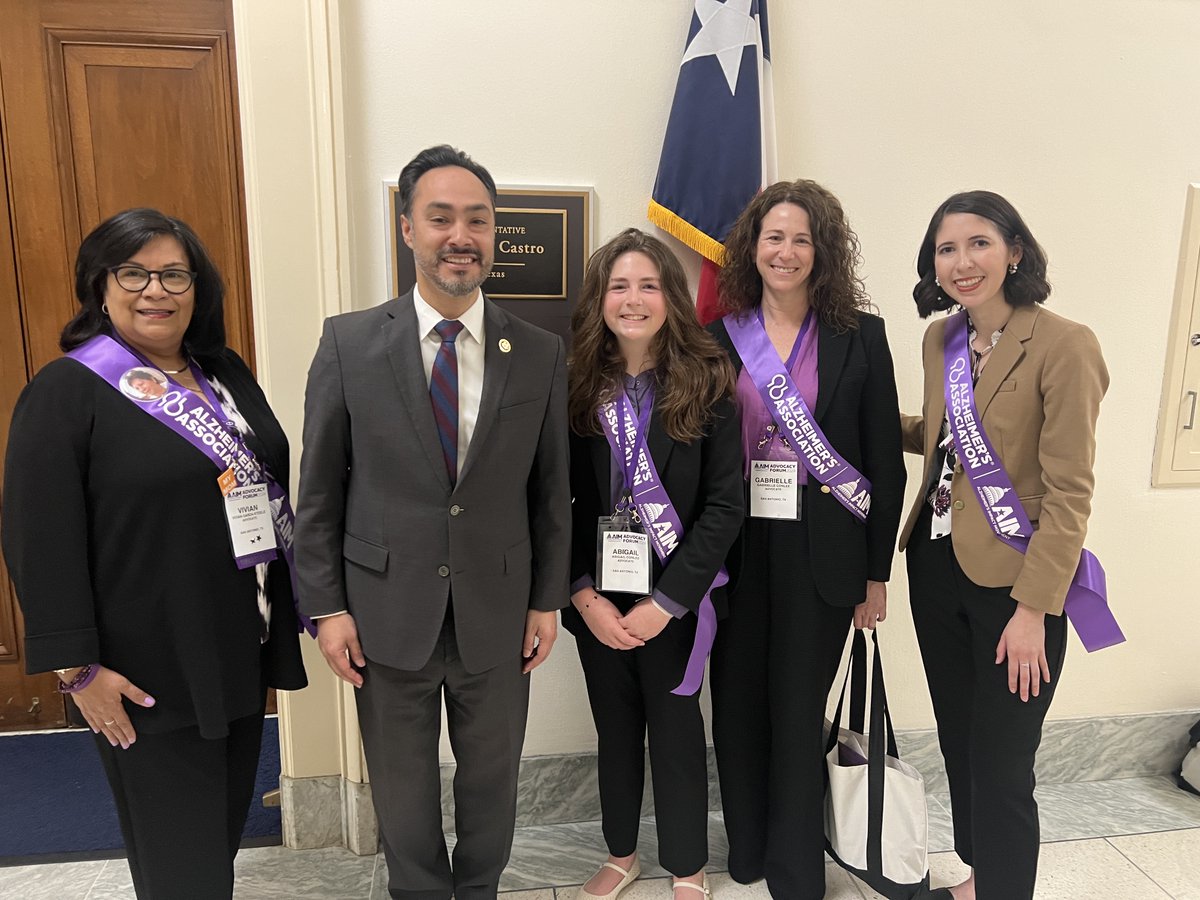 Thank you Rep @JoaquinCastrotx for meeting with our advocates to help advance policies to improve the lives of all those impacted by Alzheimer’s and all other dementias. #ENDALZ #AlzForum