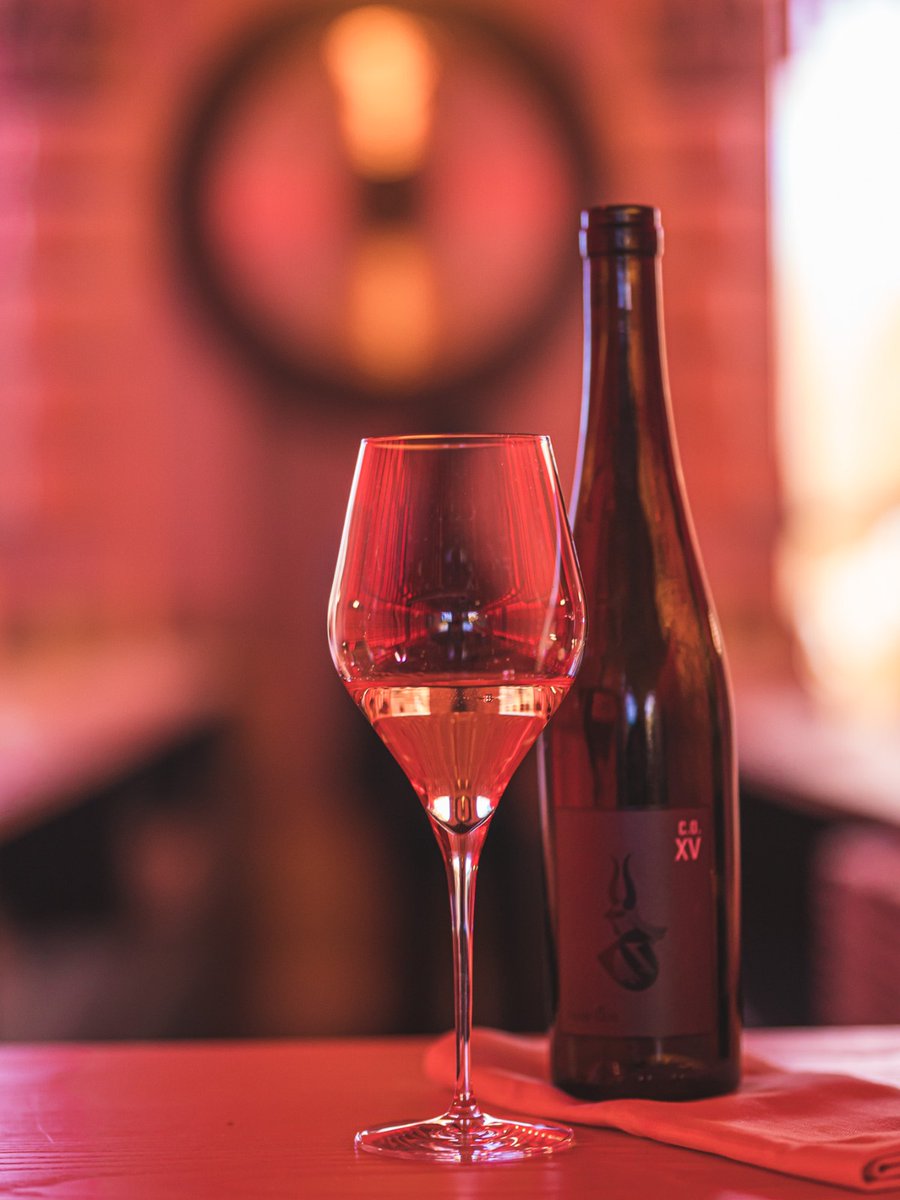 🕊️ Liquid Earth, 2015 - Battenfeld Spanier, Rhinehessen/Germany. Enjoy flavors of chalk, wet stone, nutmeg, tobacco, and a hint of smoke, all harmoniously blended for a unique sensory experience. Discover more about this wine jewel during our Sommelier Dinner in Umami! 😍🍇