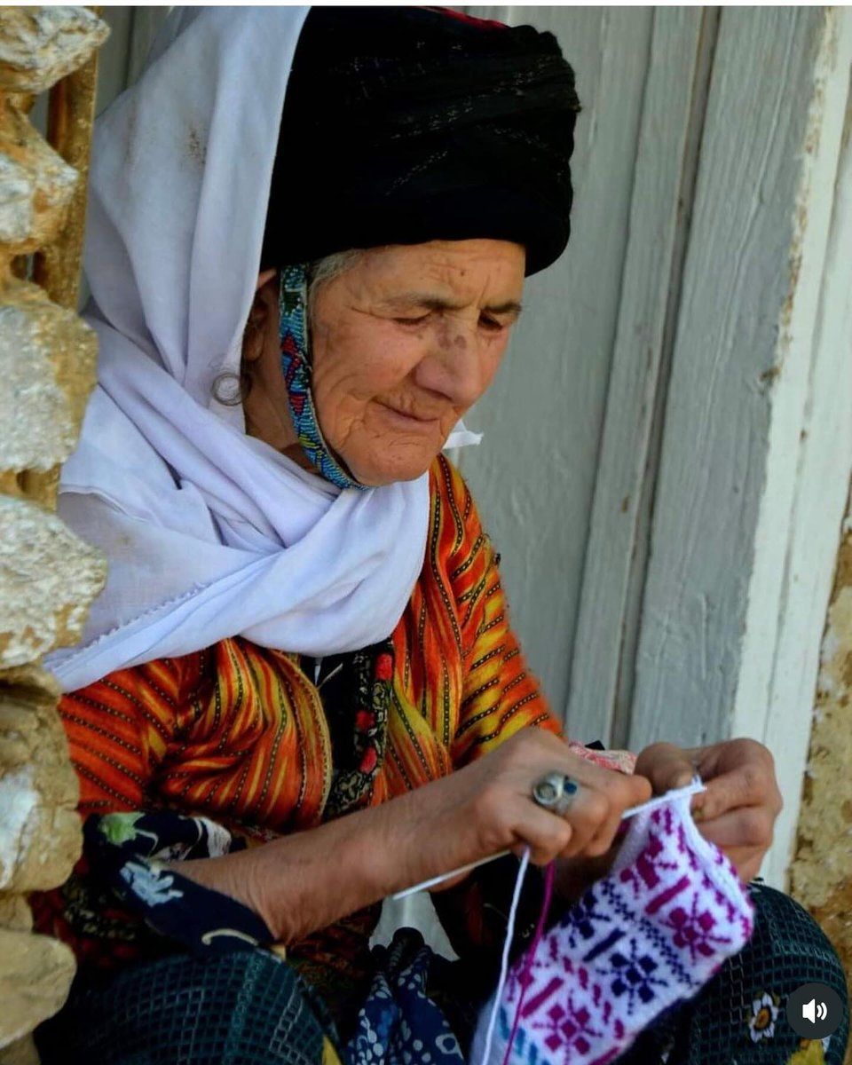 Öyle büyümüş ki içimizdeki ki yalnızlık. Sevilmeyi beklerken, beklemeyi sevmişiz