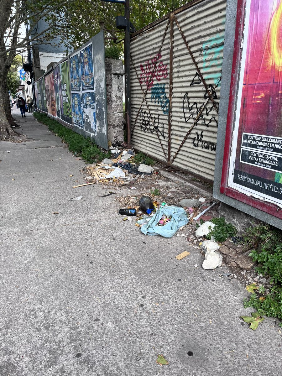 sangoldar's tweet photo. @emsurmgp Así está la calle jujuy y toda la manzana donde funcionaba tránsito . Es de Osharpy  mira lo q es de mugre. No quiero pensar lo q es adentro ese baldío. Deberian tomar cartas en el asunto… no cuesta nada limpiar https://t.co/8jMXhxJGnl