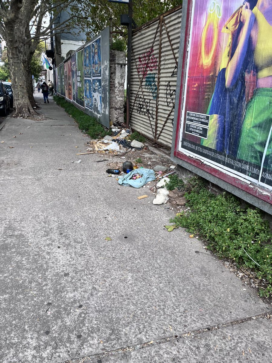 sangoldar's tweet photo. @emsurmgp Así está la calle jujuy y toda la manzana donde funcionaba tránsito . Es de Osharpy  mira lo q es de mugre. No quiero pensar lo q es adentro ese baldío. Deberian tomar cartas en el asunto… no cuesta nada limpiar https://t.co/8jMXhxJGnl