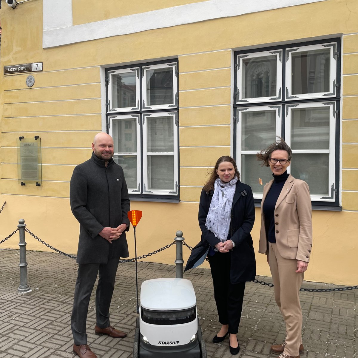 Our robots had the pleasure of meeting Hamburg Senator Dr. Melanie Leonhard and a business delegation representing the region's top tech leaders. Fun fact: the city of Hamburg was one of Starship's very first public pilots back in 2017, so our bots dusted off their German! 🇩🇪🤖