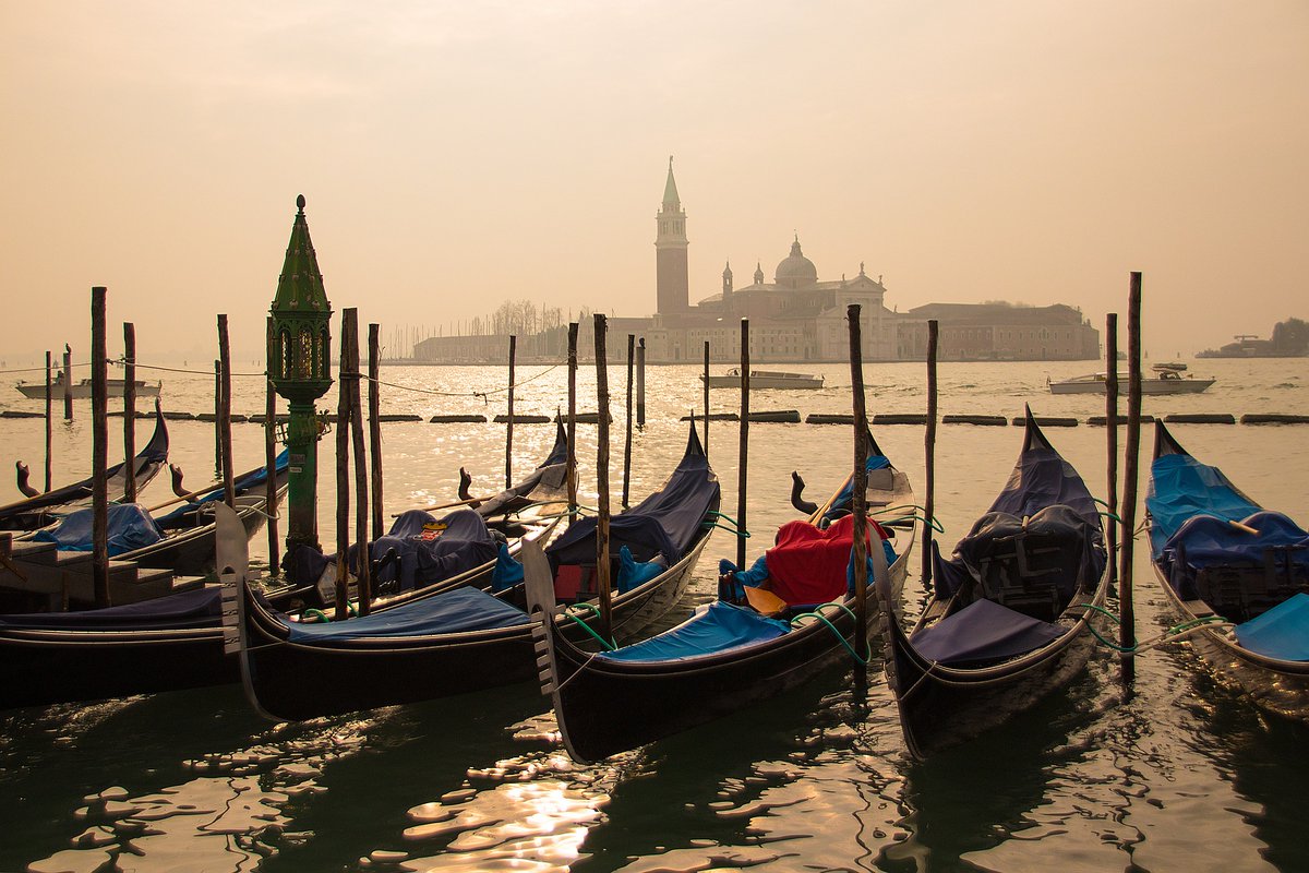 Beginning in the end of April 2024, admission to Venice will be charged. Day visitors to Venice who neglect to pay the €5 required to access the historic heart of the city risk fines that begin at ten times the original admission price. #venice #overtourism #VoyagersVoice