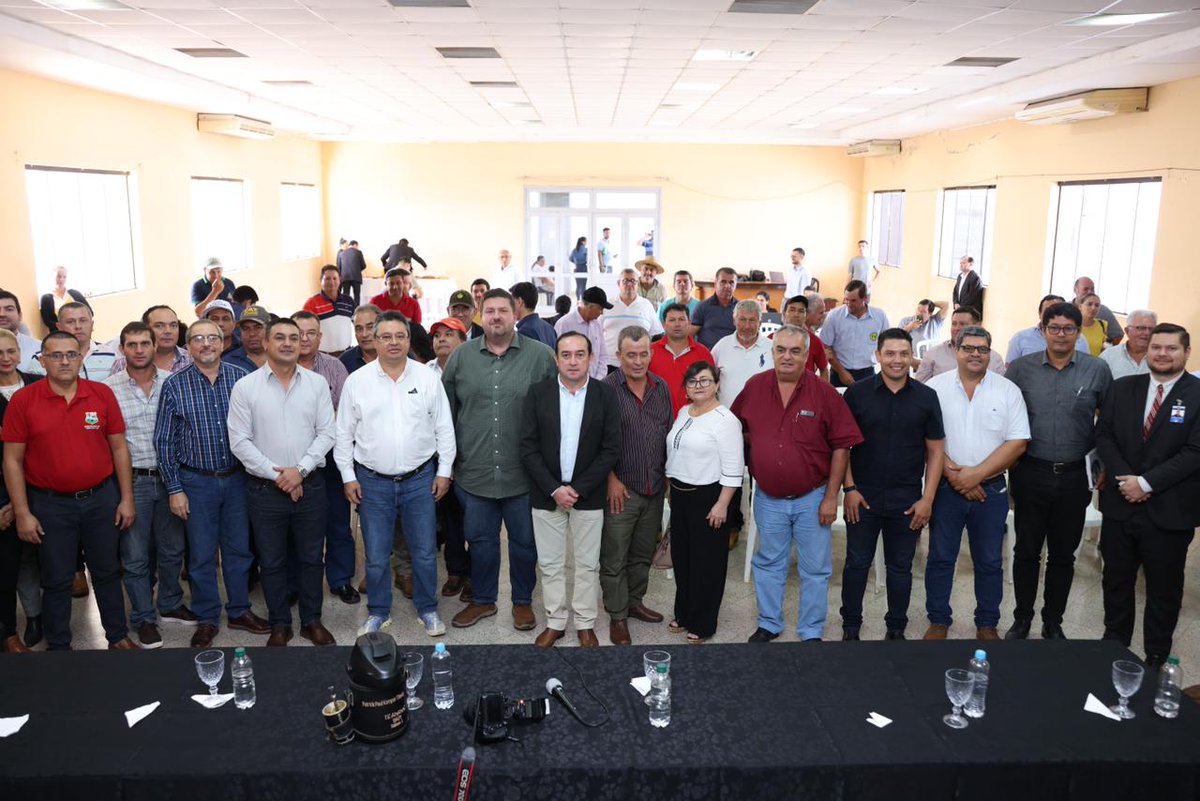 El senador @patrick_kemper, presidente de la Comisión de Industria @ComisionSenado, en compañía del senador miembro @Gustavoleitepy, encabezó una jornada de trabajo a fin de conocer la situación de las industrias cañeras del Departamento del Guairá. 📍 Gobernación del Guairá