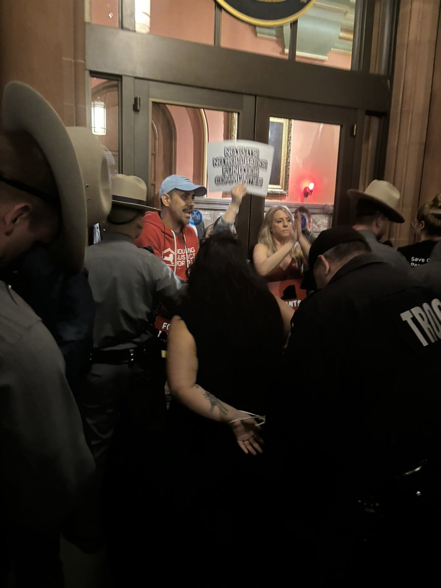 🚨BREAKING: community members, including our Co-Executive Director Jose Lopez & Housing Lead Organizer, Jennifer Hernandez, are being arrested at the Capitol for calling out the proposed cuts in this year’s budget. @GovKathyHochul: is it too much to ask that you look after the…