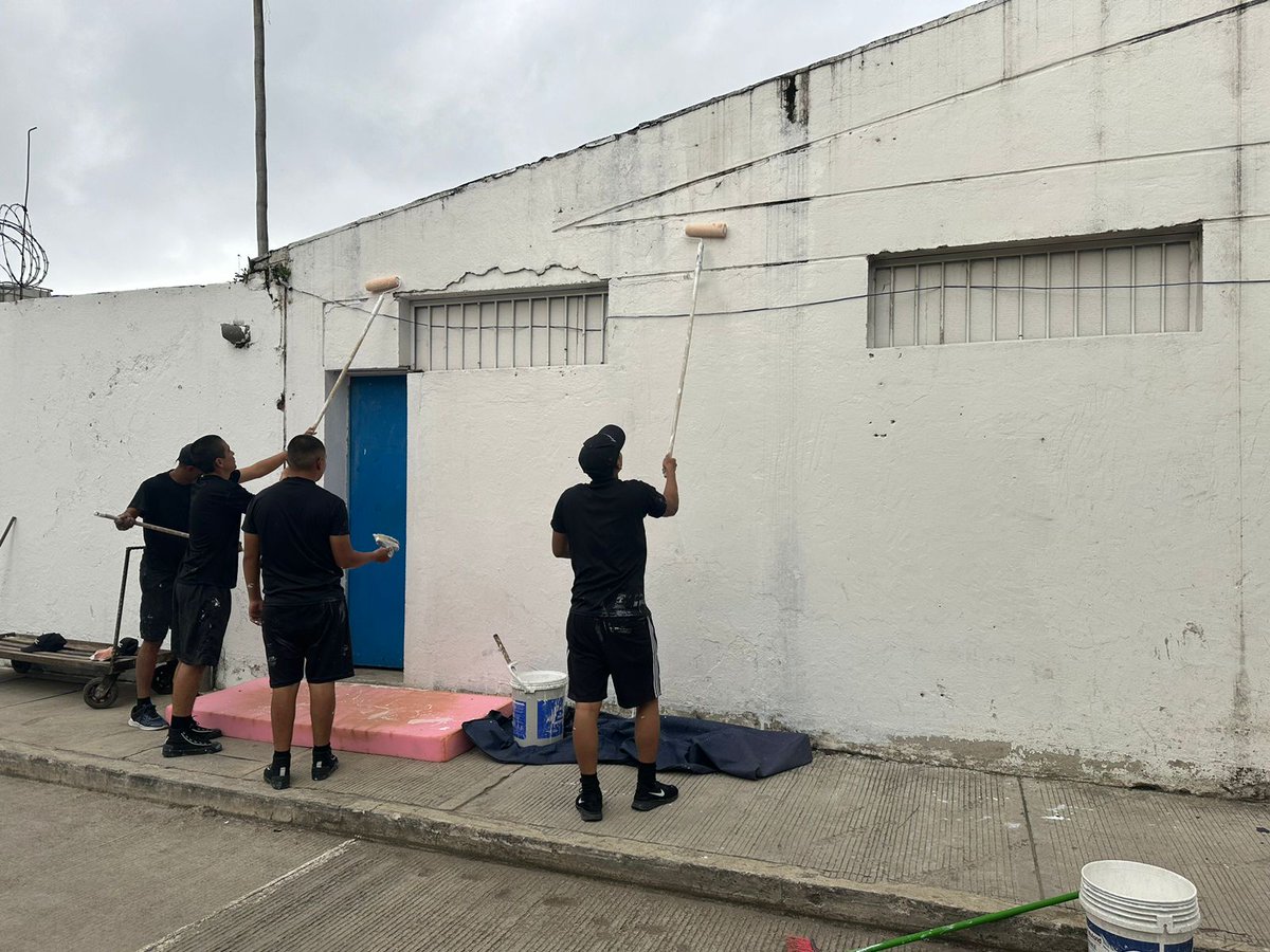 ✅ #BuenasIniciativas | En la Cárcel y Penitenciaría de 📍 #Ipiales se llevan a cabo jornadas de ornato y mantenimiento por parte de los auxiliares del Cuerpo de Custodia de Vigilancia. 👏 #TodosTrabajandoComoFamiliaINPEC