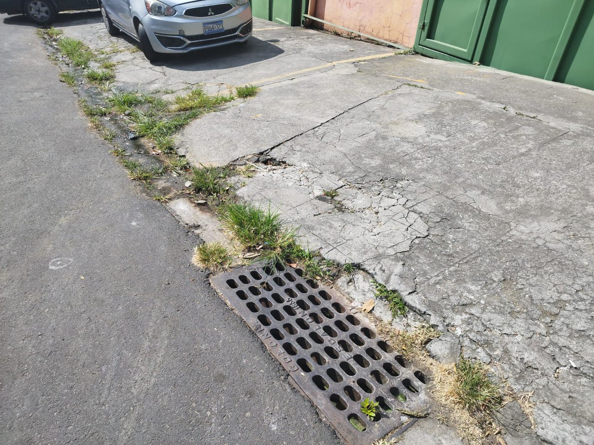 ERRELopezA's tweet photo. Despu��s de 3 denuncias sin respuesta hechas a @ANDASV por esta fuga, me tomo el atrevimiento de hacerlo por aquí.

La fuga es de agua potable en el final de 85 avenida norte y esta causando incremento en el consumo reflejado en la factura.

@Defensoria_910 https://t.co/wj7sOPYkhf