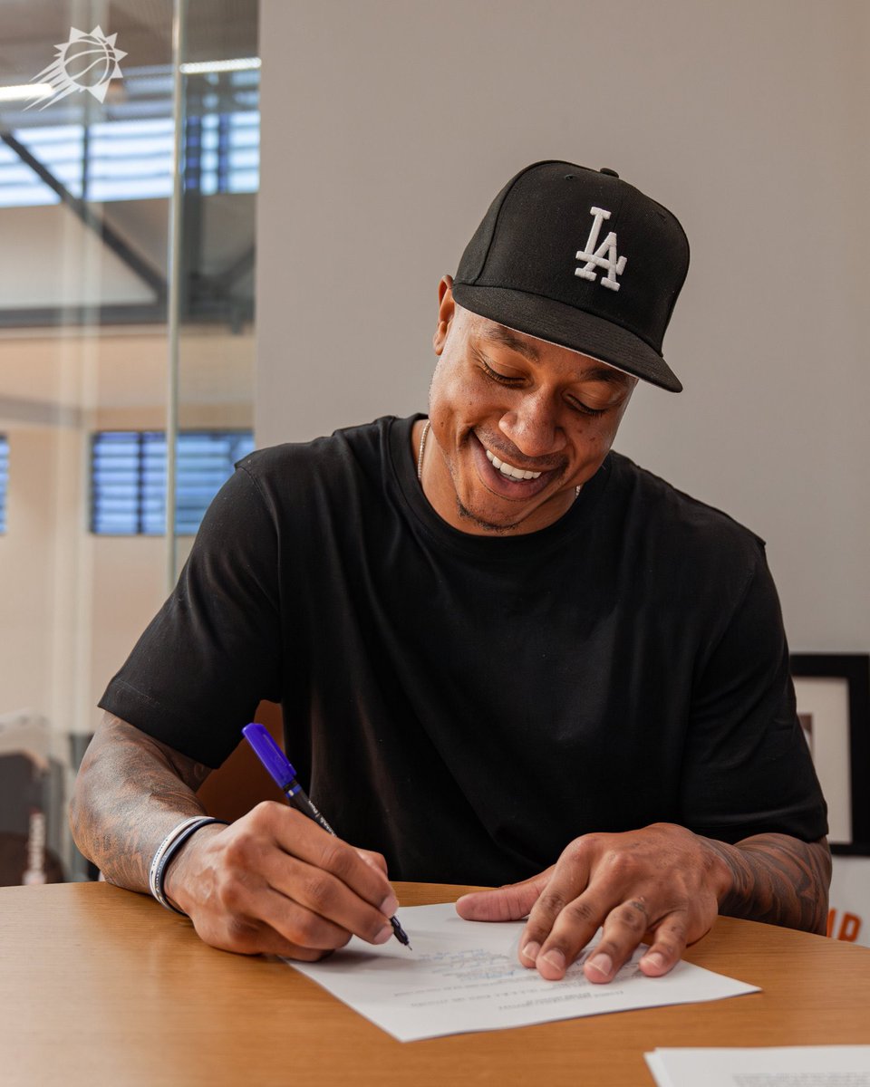 Isaiah Thomas officially signs his Suns contract ✍️ He'll be on the team for the rest of the season 🔥 (via @Suns)