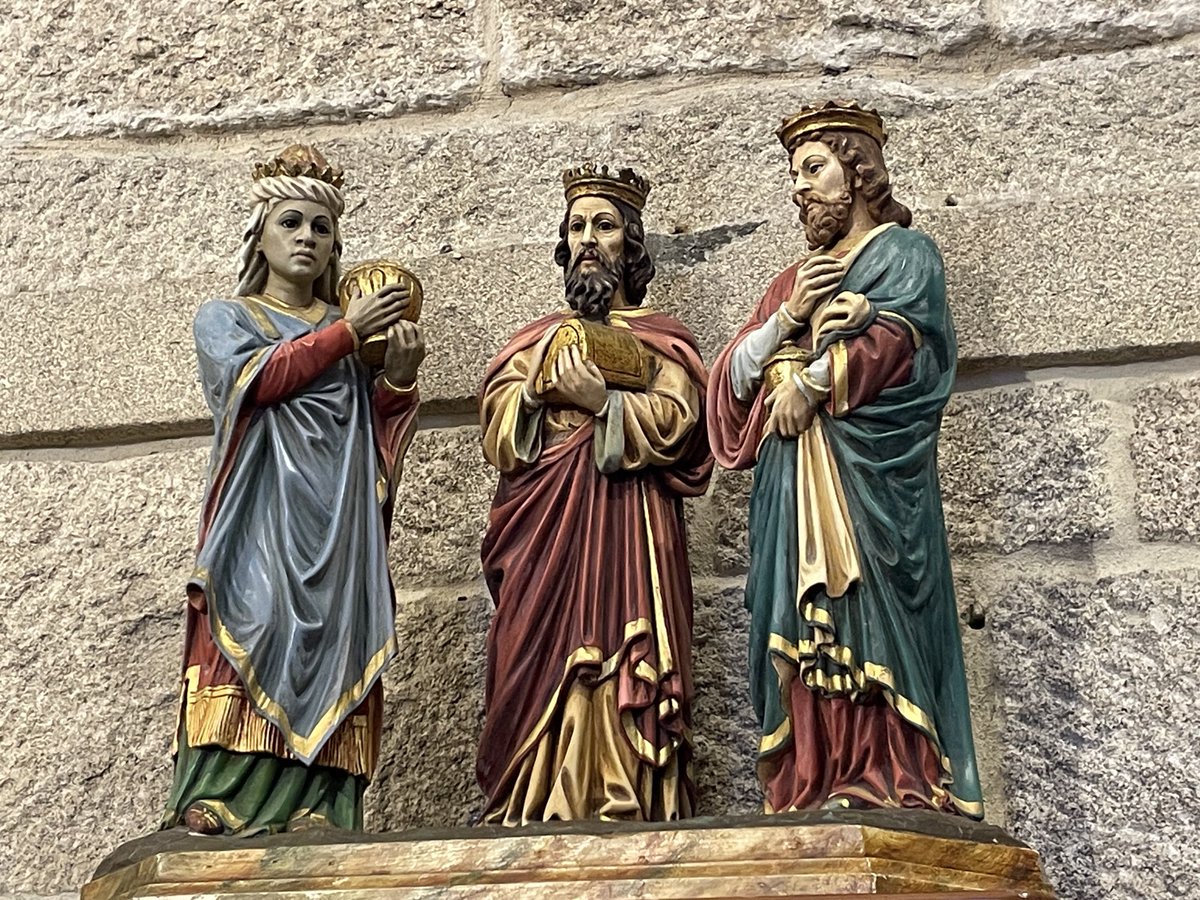He ido a un funeral en Bueu (Pontevedra) y me he encontrado unos Reyes Magos en su peana.
Nunca los había visto así en una iglesia, excepto en los belenes de Navidad.