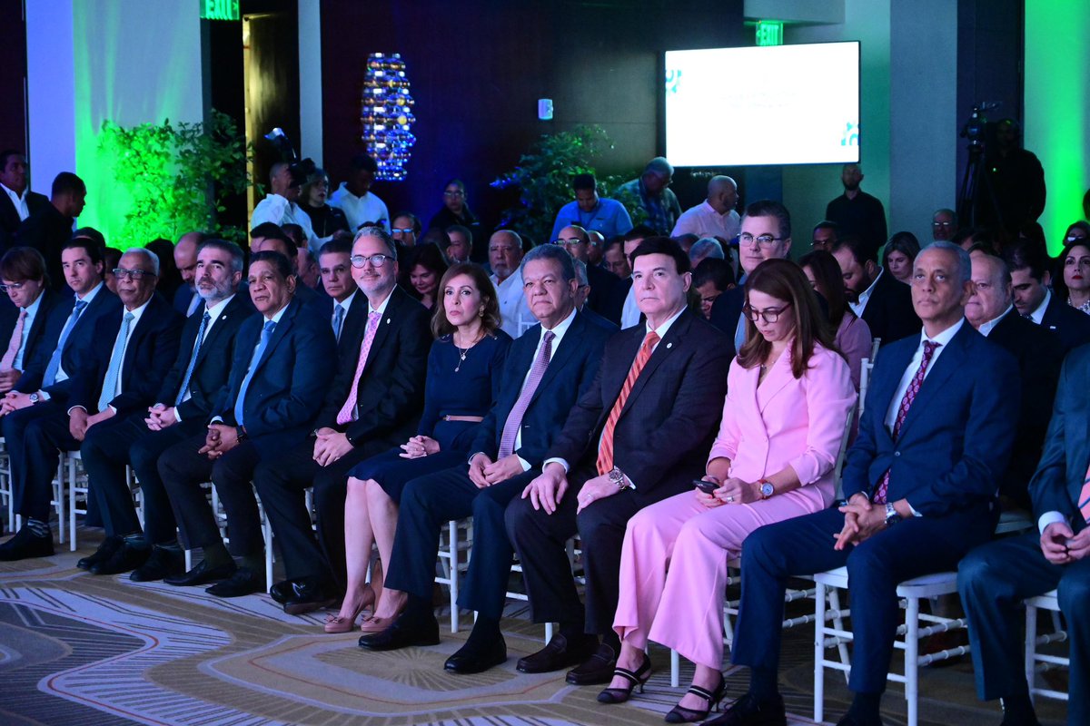 LeonelFernandez's tweet photo. Complacido de tener la oportunidad de presentar nuestras propuestas para el importante sector industrial de nuestro país, cuya presentación tuvo como título:

Nuevo Paradigma del Desarrollo Industrial en la República Dominicana.

Gracias por la invitación a la directiva de @airdmedia, en especial a su presidente Julio Virgilio Brache.