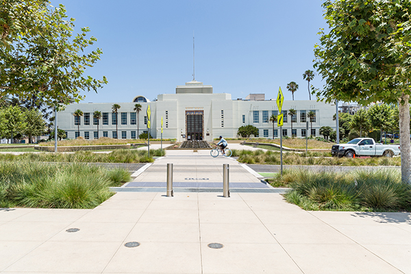 The #SantaMonica City Council meeting is tonight @ 5:30 p.m. ✅ Meeting agendas, streaming information, and more: smgov.net/departments/cl….