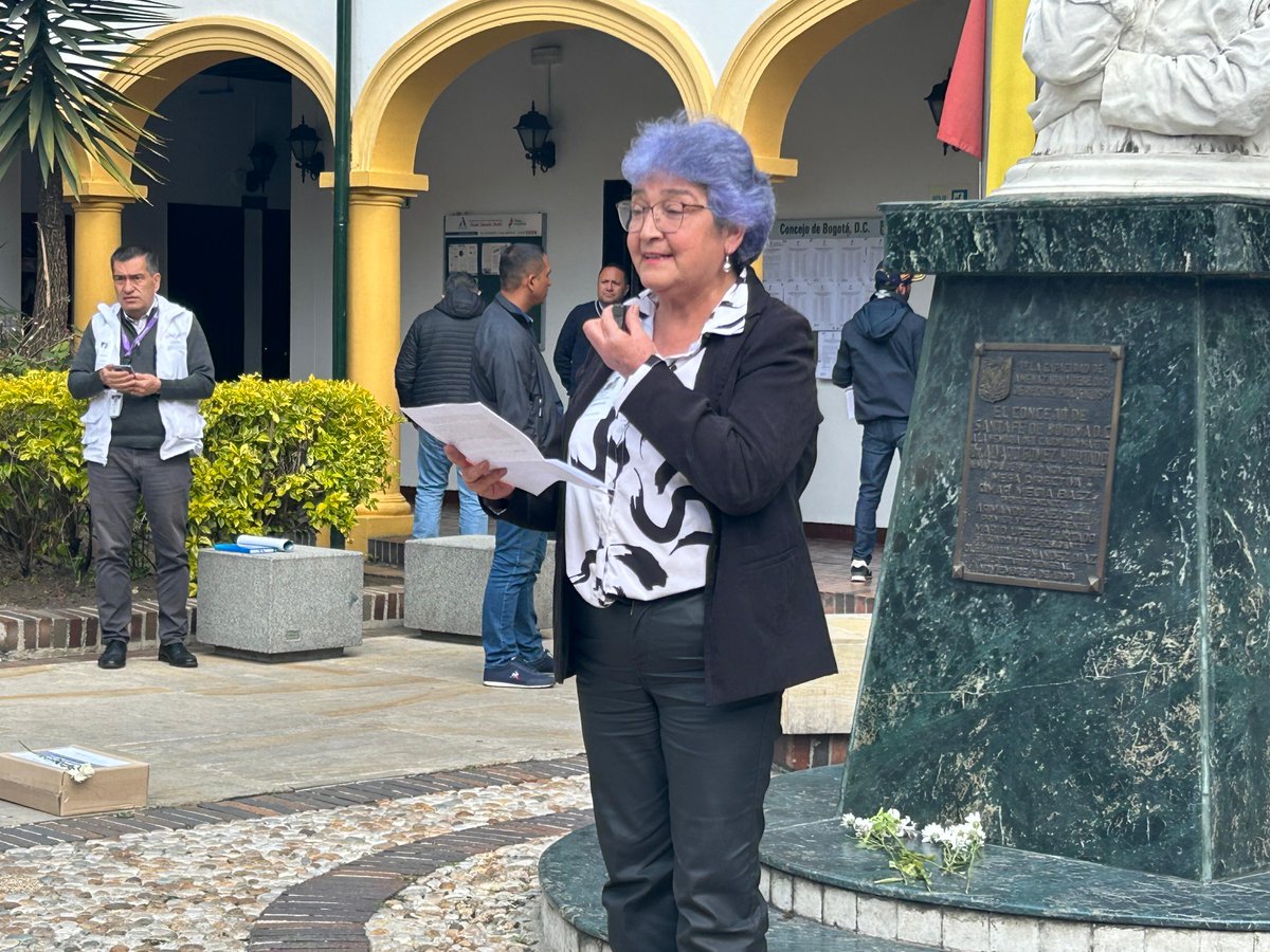 ✊Un llamado a la no violencia se toma el @ConcejoDeBogota. Junto a @centromemoria y @DefendamosPaz, realizamos un acto simbólico en honor a la vida de líderes sociales y firmantes asesinados. Un hecho inédito que simboliza la búsqueda de una paz definitiva. #BogotáTejidoDePaz